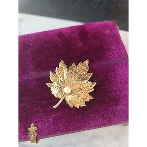 Vintage NAPIER Signed MAPLE LEAF PIN Gold Tone Brooch w/ Faux Pearl